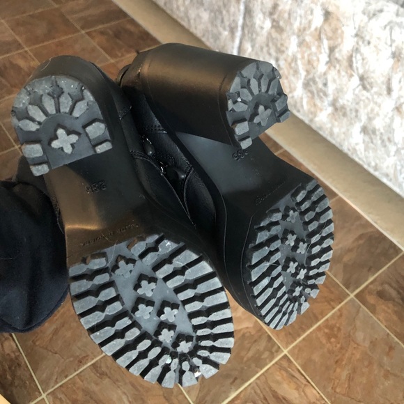 Korean Black ankle boots fuzzy lined - Picture 3 of 5